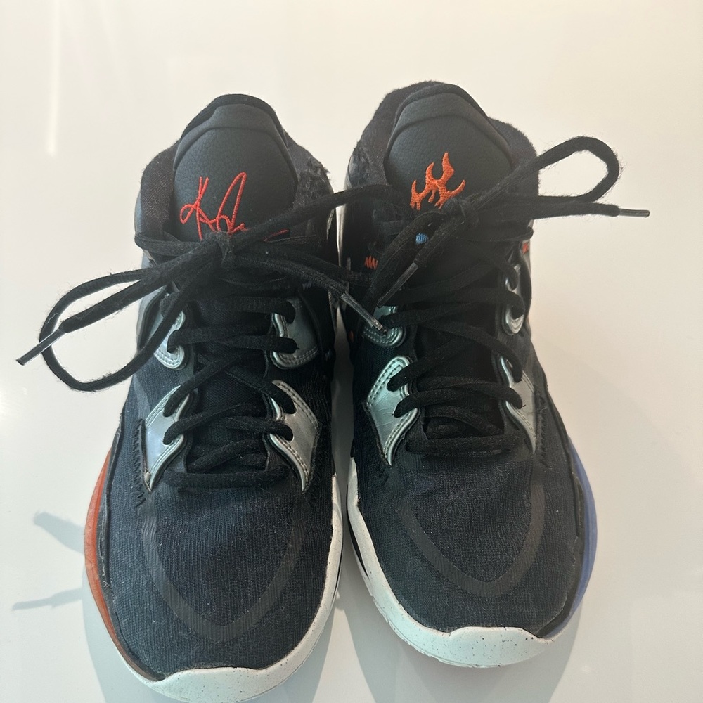 Youth size 5Y Kyrie 7 Nike basketball sneakers